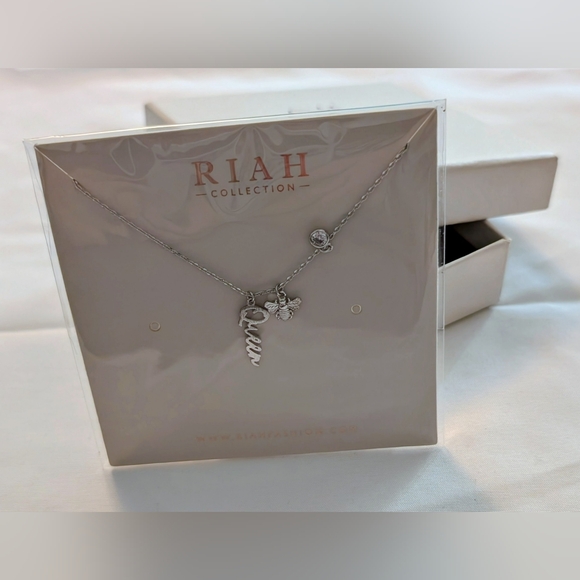 riah fashion Jewelry - Queen Bee Cubic Zirconia Pendant Necklace